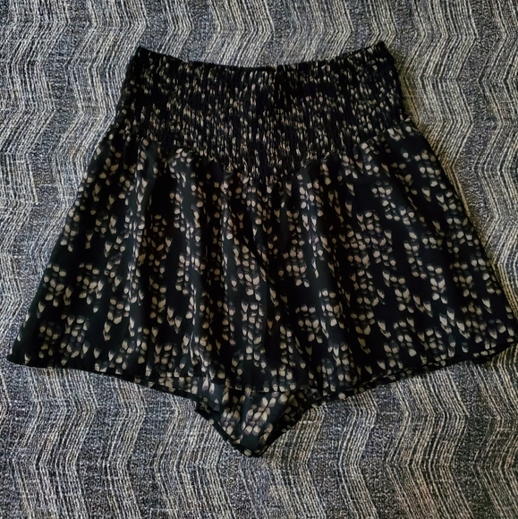 High-waisted shorts - Picture 1 of 4